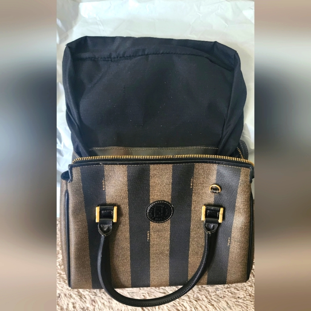 FENDI Vintage ‘Peguin’ EUC Satchel that can convert to Cross-Body/Shoulder Bag 🔥 - Picture 12 of 15